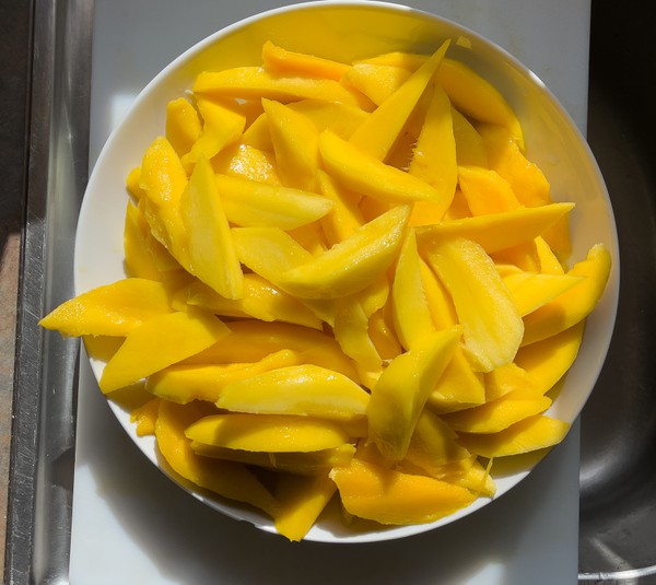 sliced mangoes ready for  caramel bath_IMG_7828.jpg